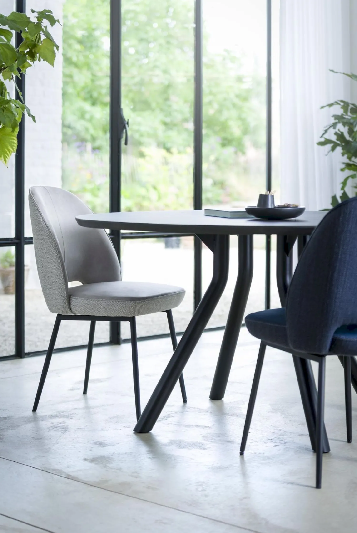 Houten Eettafels|Ronde Eettafels-XOOON Arvada Rond Eettafel Onyx