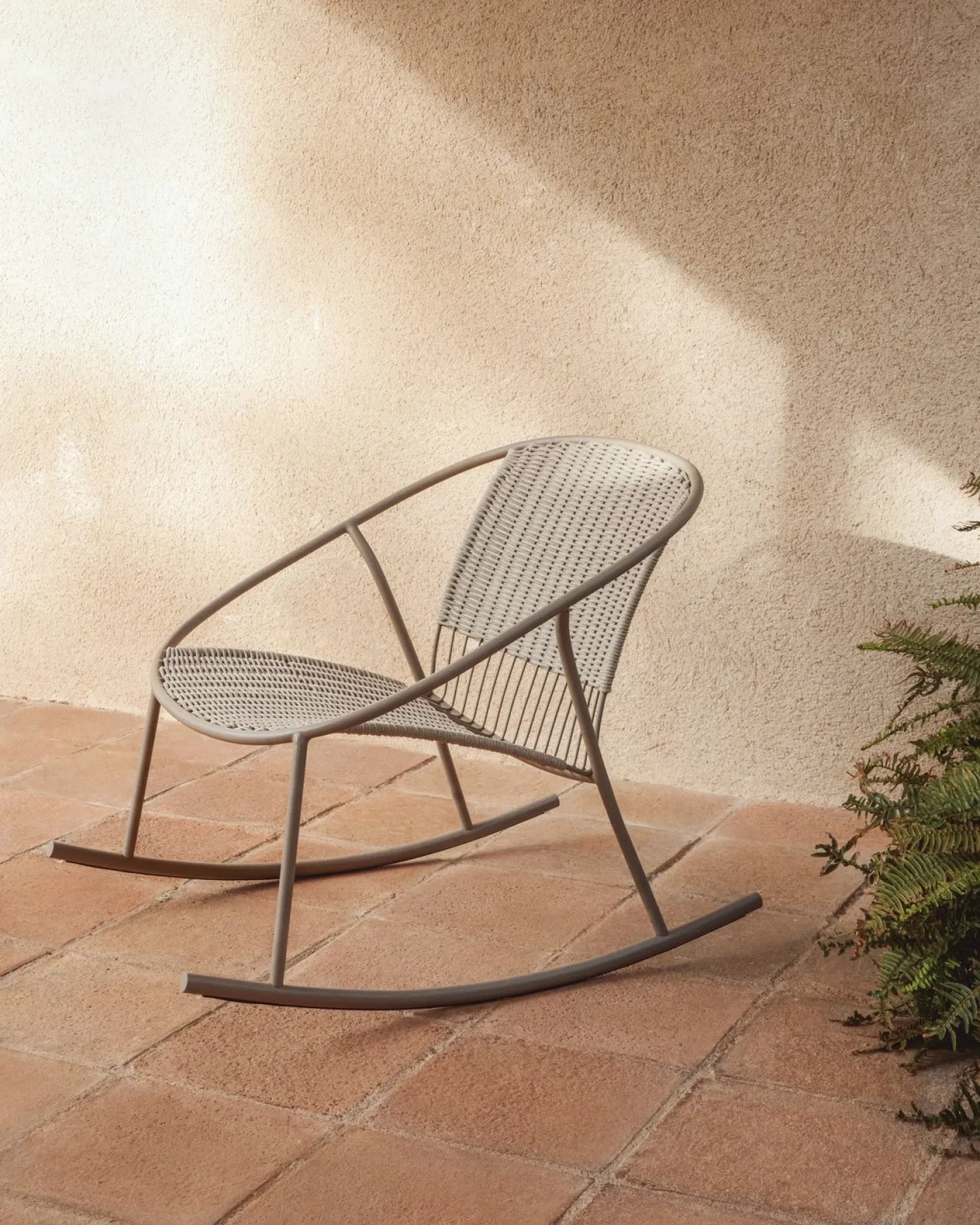 Tuinstoelen-Kave Home Atrani Outdoor Schommelstoel Taupe
