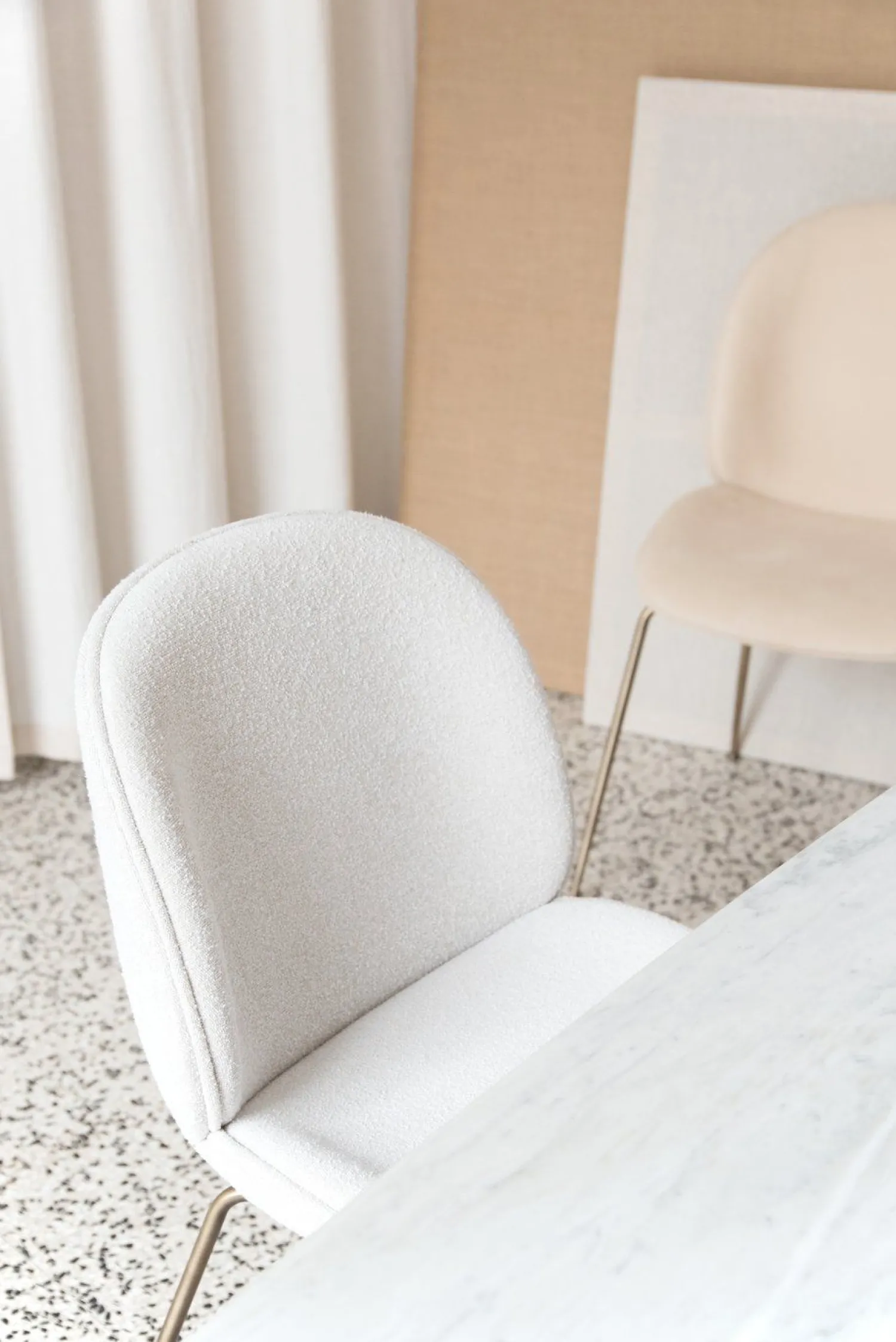 Design Stoelen|Kuipstoelen-GUBI Beetle Eetkamerstoel Light Bouclé