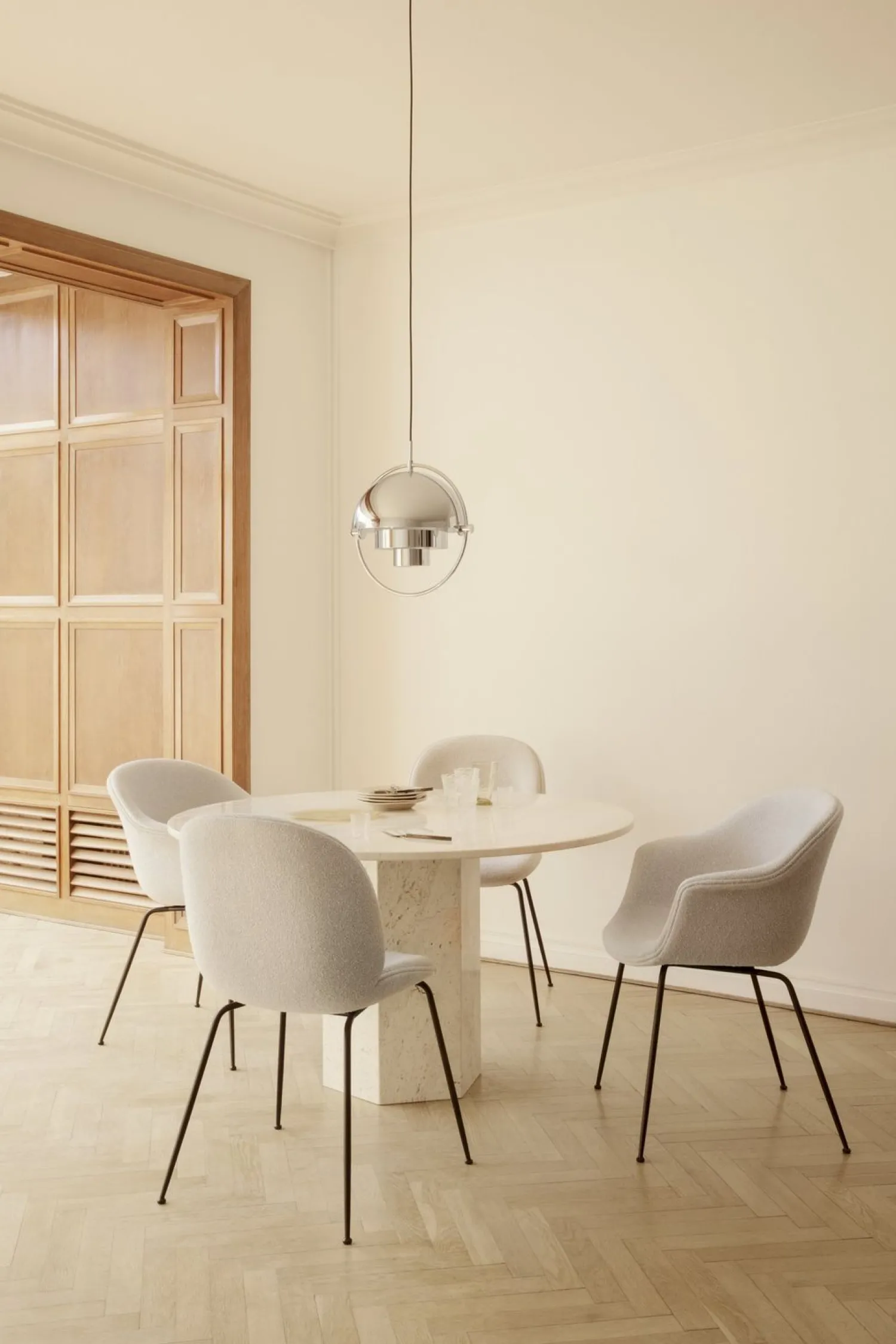 Design Stoelen|Kuipstoelen-GUBI Beetle Eetkamerstoel Light Bouclé