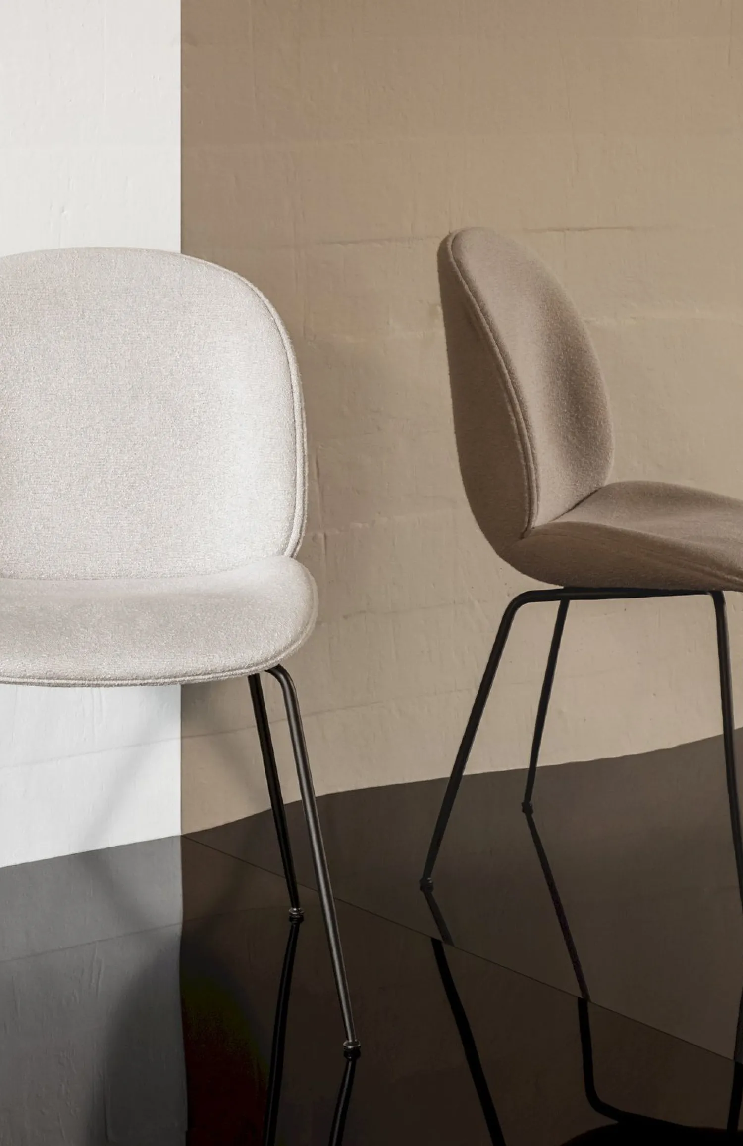 Design Stoelen|Kuipstoelen-GUBI Beetle Eetkamerstoel Light Bouclé