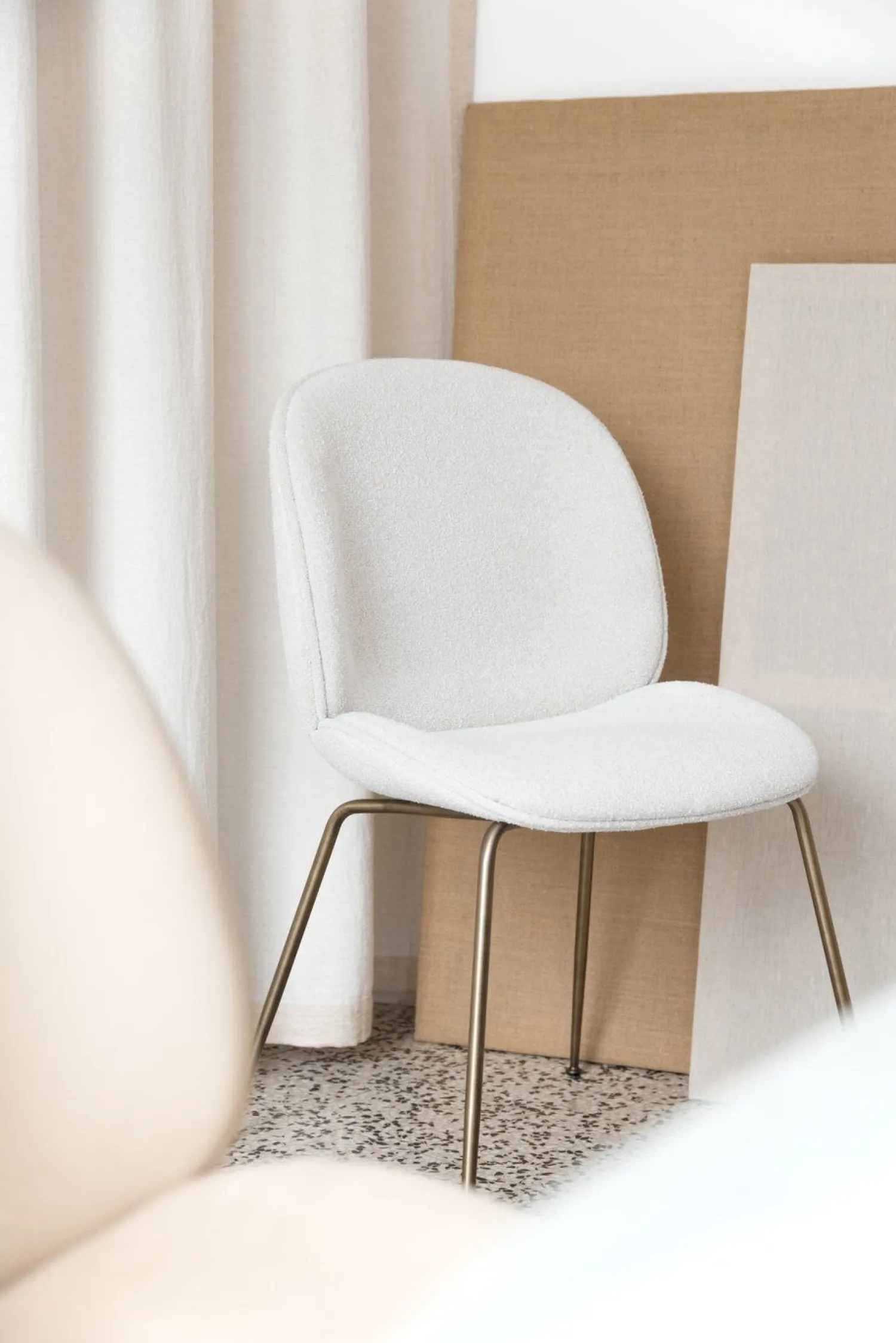 Design Stoelen|Kuipstoelen-GUBI Beetle Eetkamerstoel Light Bouclé