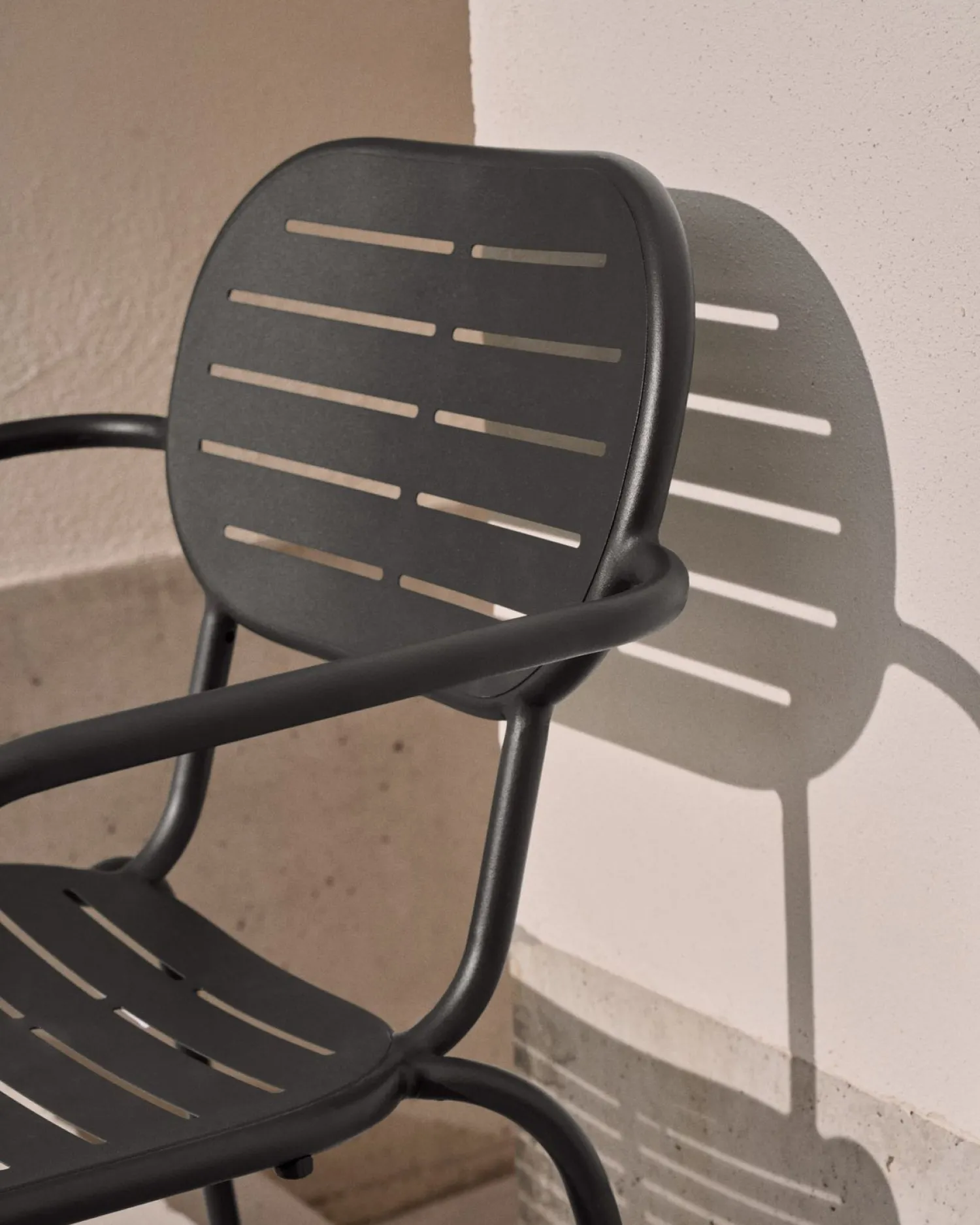 Tuinstoelen-Kave Home Brai Tuin Armstoel Donkergrijs