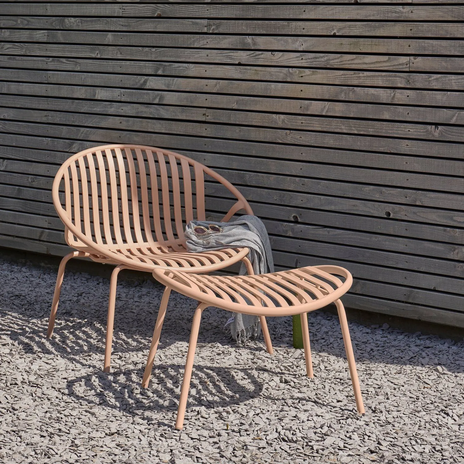 Tuinstoelen-WOOOD Bruce Tuin Loungestoel Salmon Pink