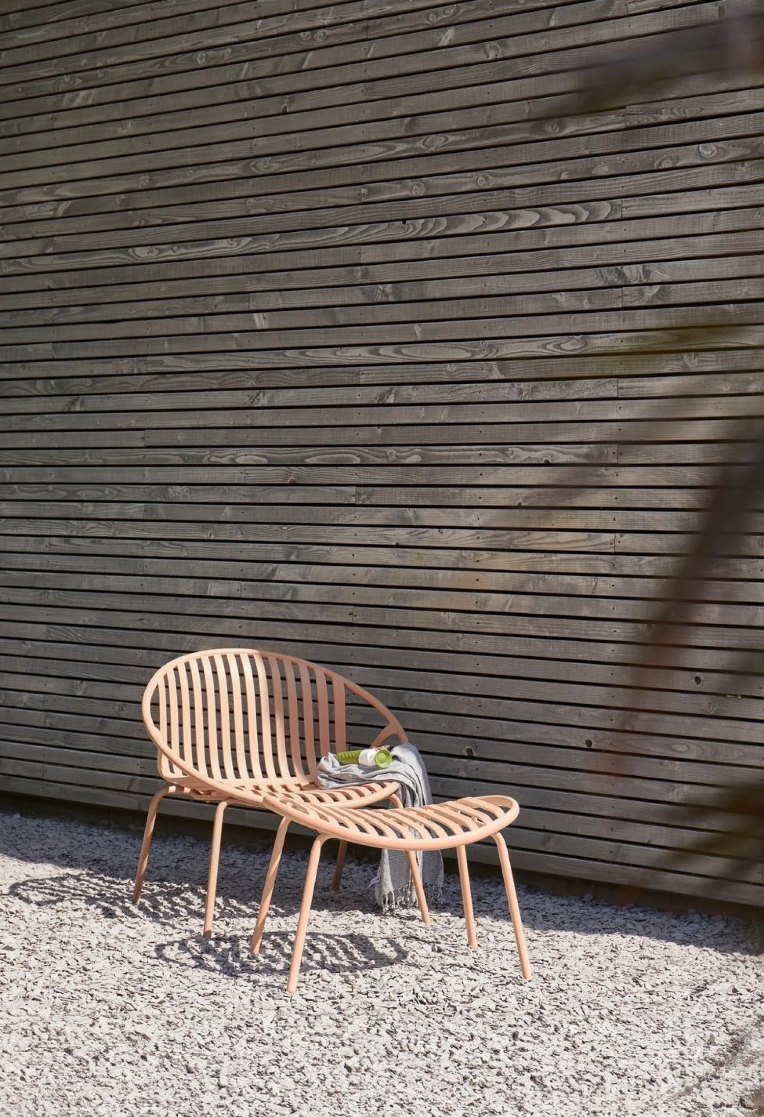 Tuinstoelen-WOOOD Bruce Tuin Loungestoel Salmon Pink
