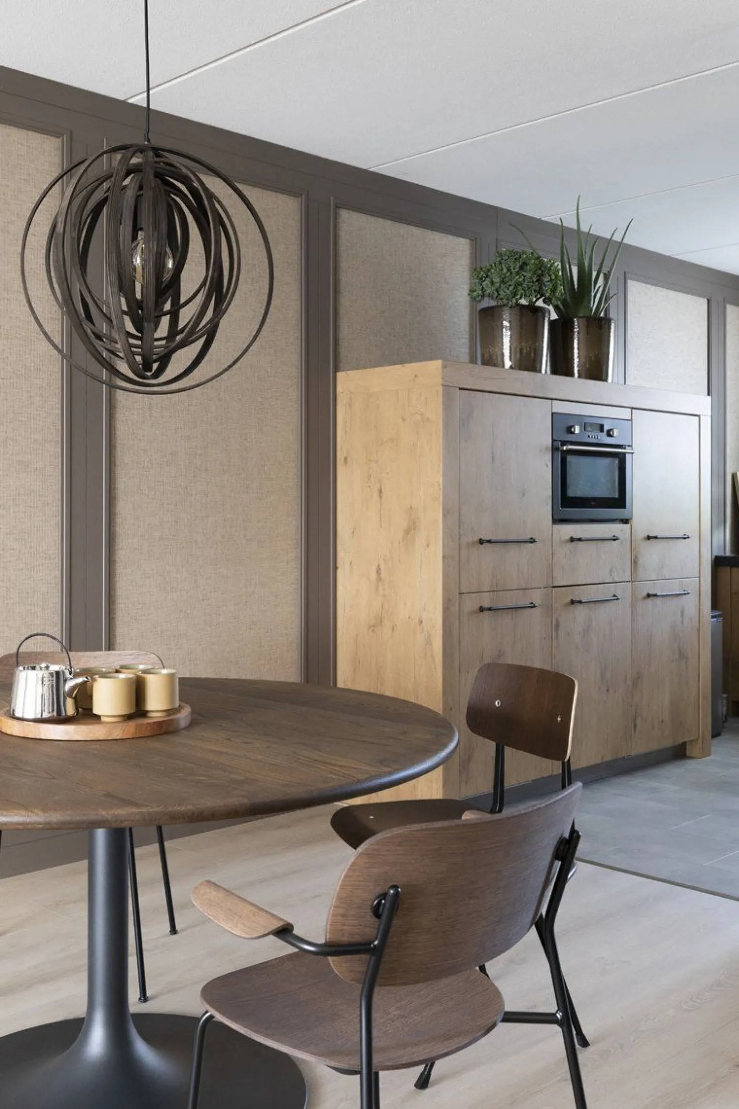 Houten Eettafels|Ronde Eettafels-Artifort Clarion Eettafel Bruin