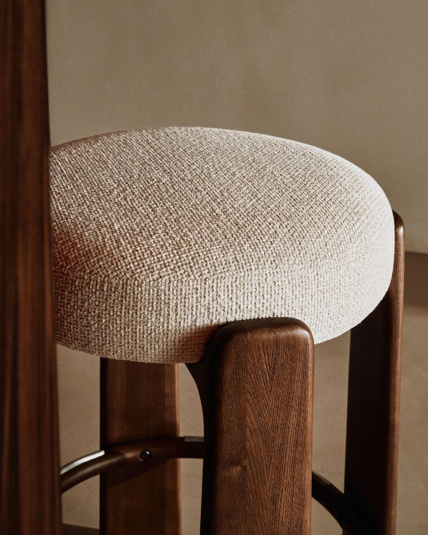 Poefjes & Krukjes-Kave Home Granite Lage Kruk Beige