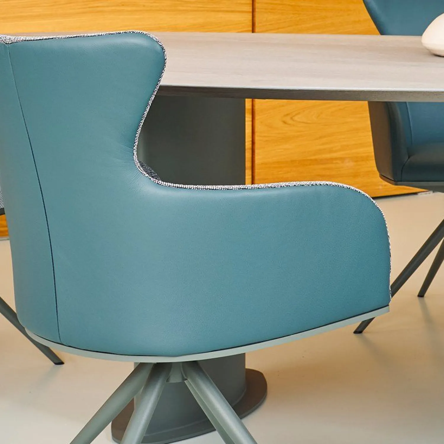 Design Stoelen|Draaibare Eetkamerstoelen-Bert Plantagie Iuno Armstoel Kurkuma