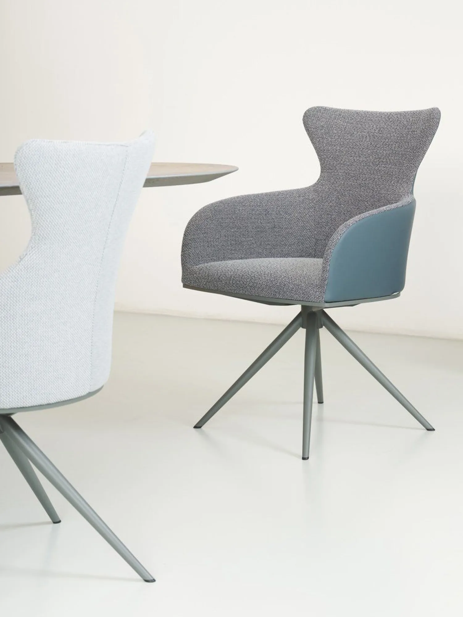 Design Stoelen|Draaibare Eetkamerstoelen-Bert Plantagie Iuno Armstoel Kurkuma