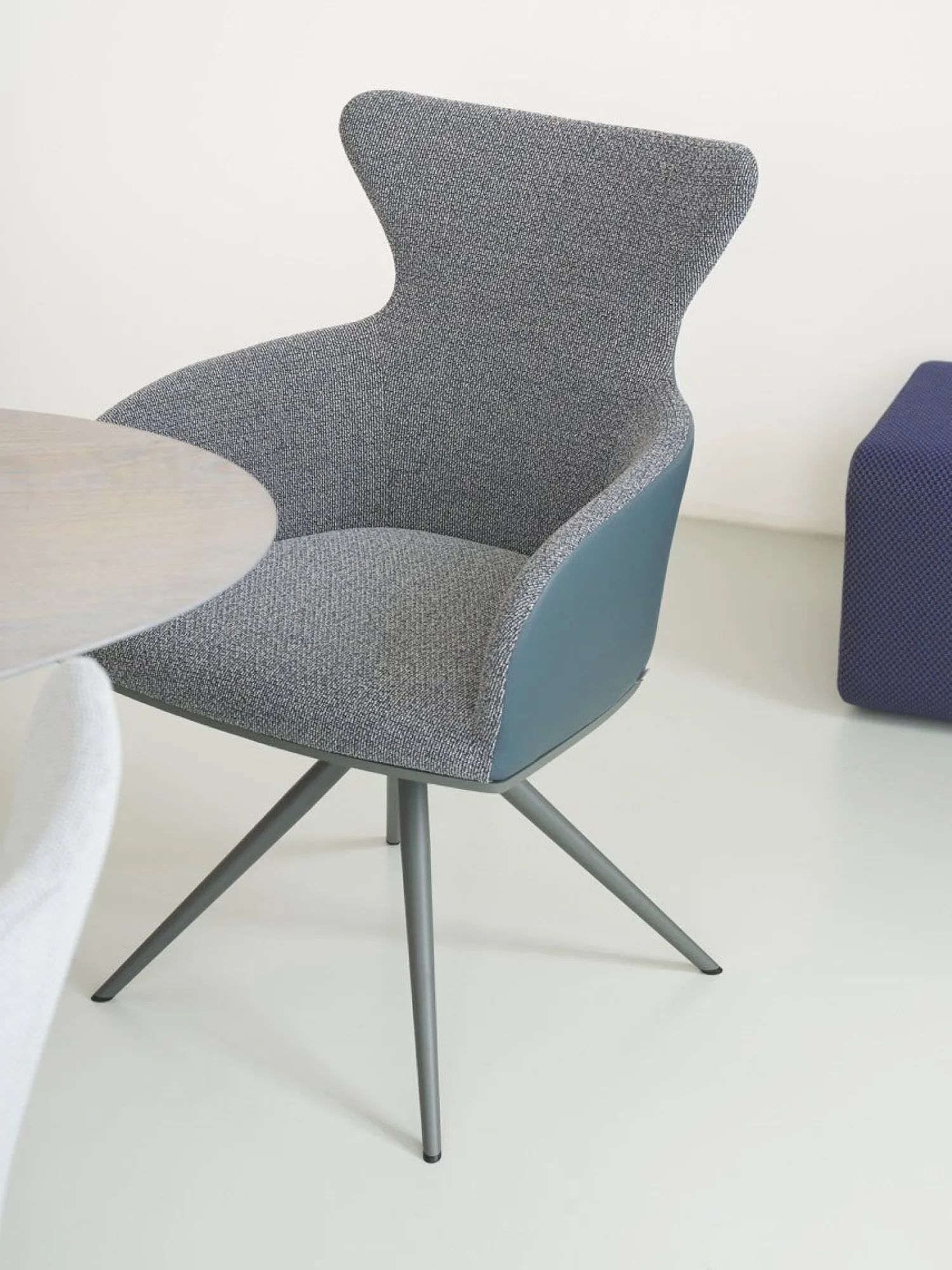 Design Stoelen|Draaibare Eetkamerstoelen-Bert Plantagie Iuno Armstoel Kurkuma