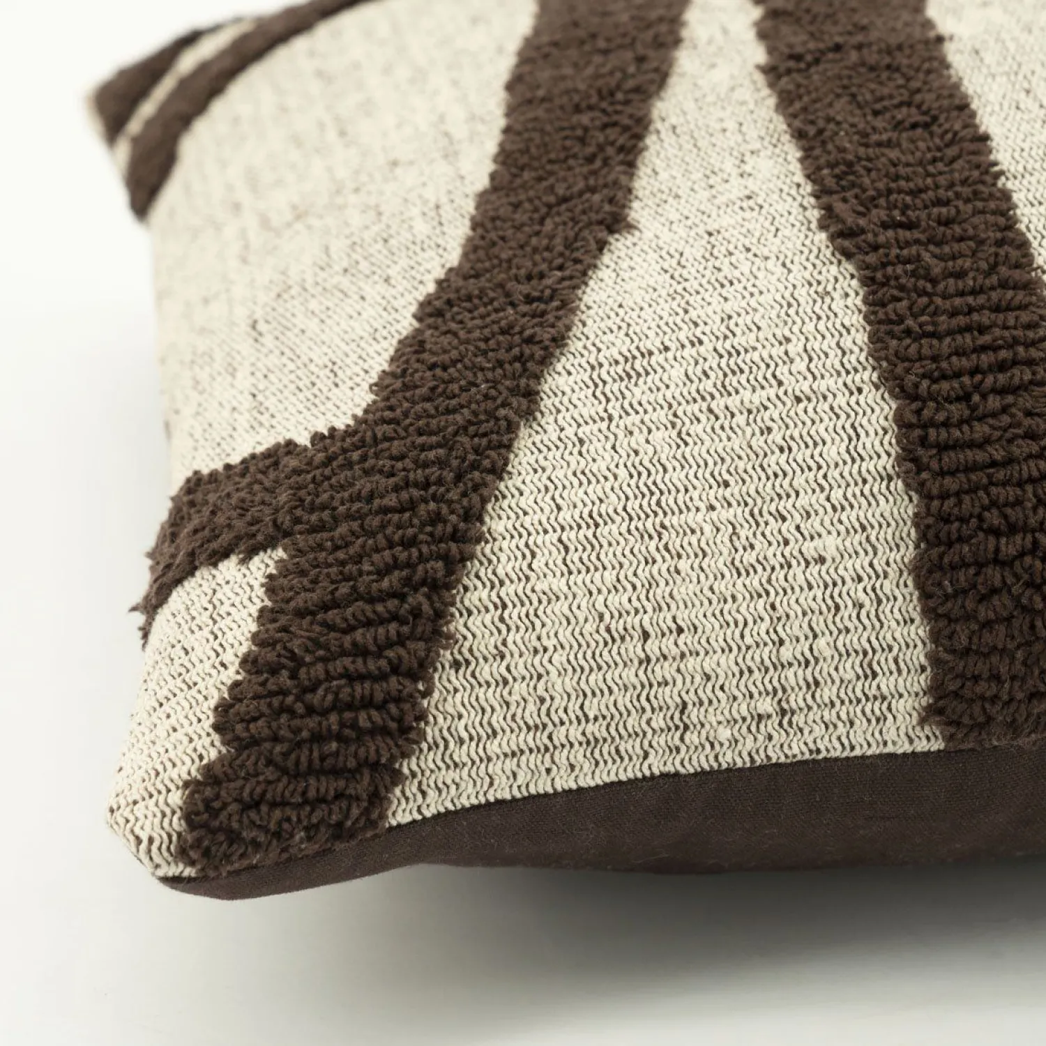 Sierkussens & Plaids-By Boo Majani Kussen Dark Brown