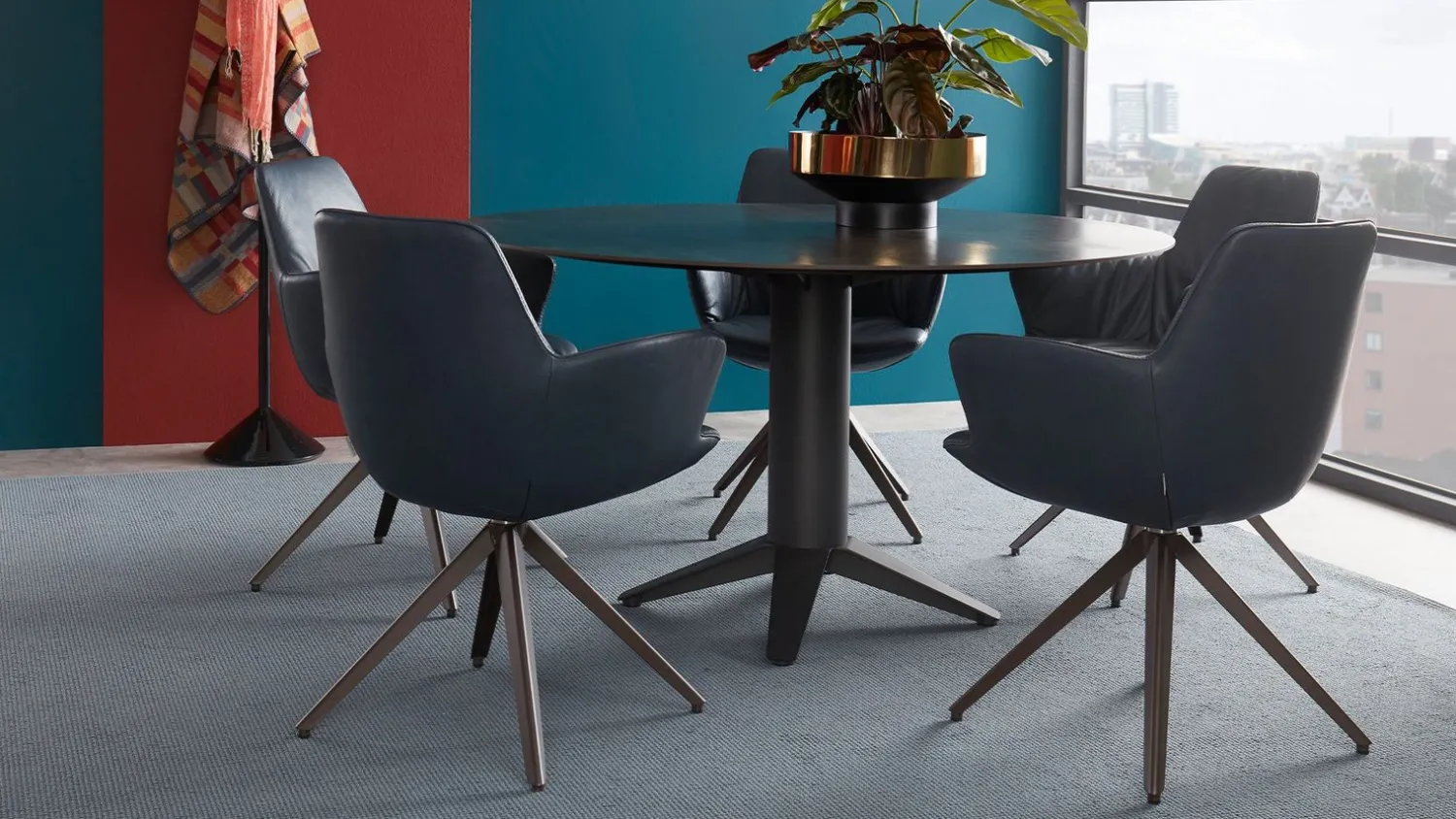 Design Stoelen|Draaibare Eetkamerstoelen-Bert Plantagie Maple Statief Armstoel Blauw