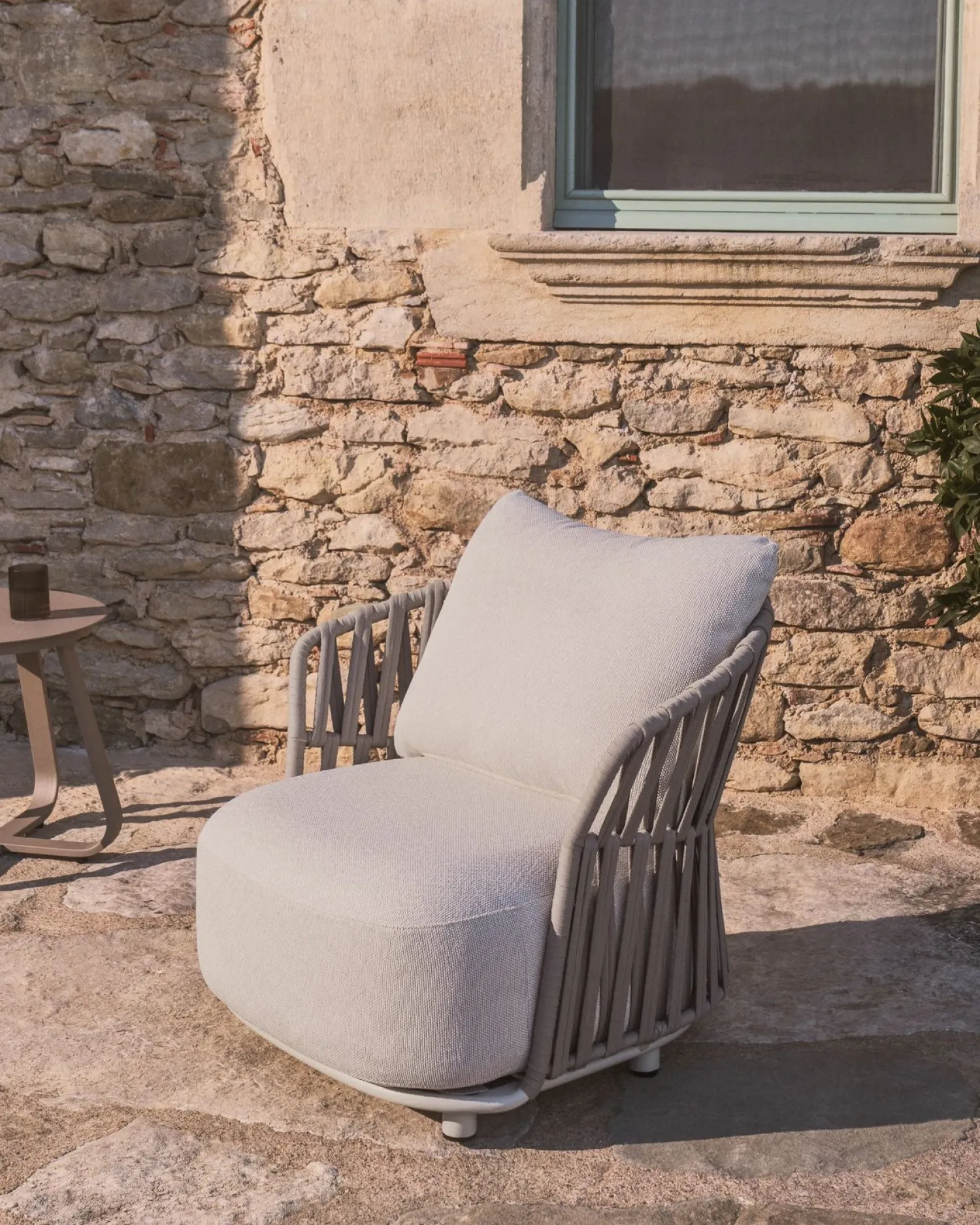 Tuinstoelen-Kave Home Osani Outdoor Fauteuil Ecru, Taupe