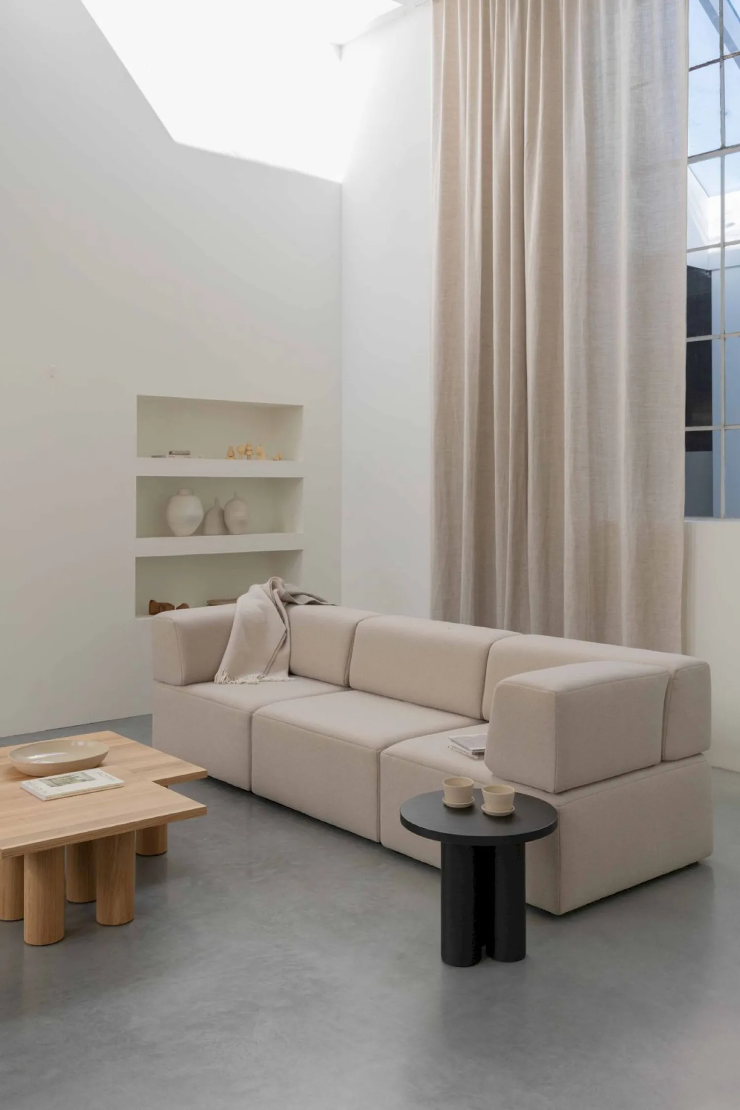 Houten Salontafels|Ronde Salontafels-Studio HENK Pillar Rond Salontafel Gerookt Gebeitst