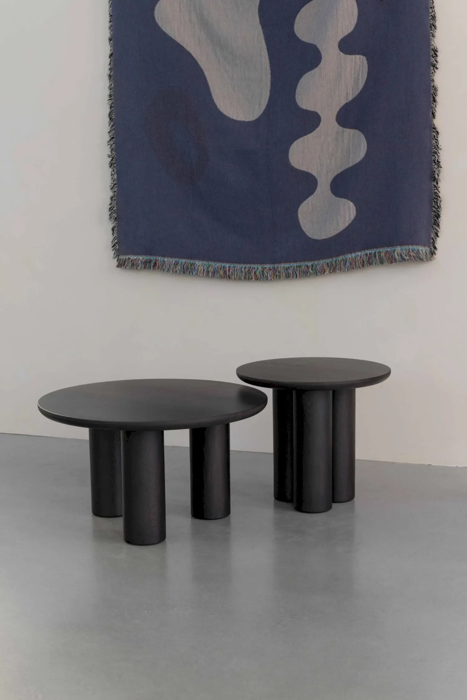 Houten Salontafels|Ronde Salontafels-Studio HENK Pillar Rond Salontafel Gerookt Gebeitst