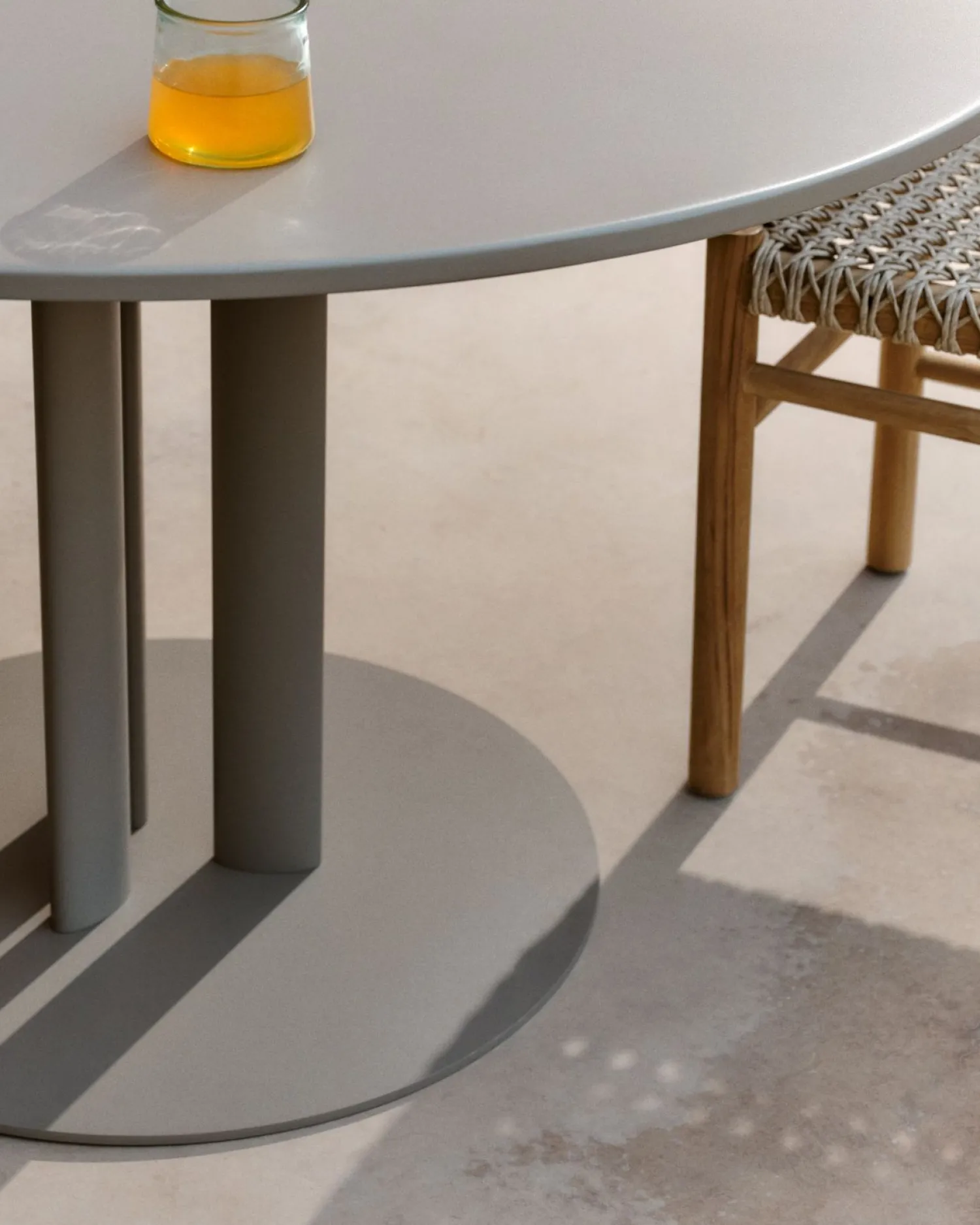Tuintafels-Kave Home Sedalis Ronde Tuintafel Taupe